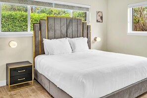 4 habitaciones, escritorio y tabla de planchar con plancha 