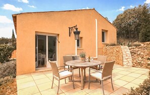 Outdoor dining - Cozy home in Saint-Saturnin-lès-Apt with swimming pool (Saint-Saturnin-lès-Apt)