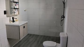Deluxe Apartment, Balcony, Courtyard View | Bathroom | Free toiletries, towels, soap, toilet paper