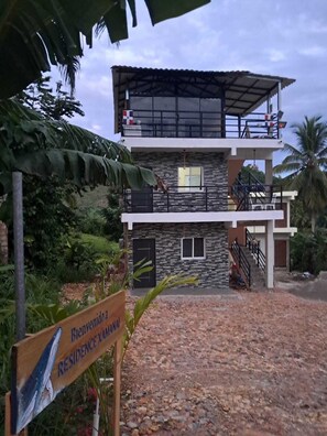 Façana frontal de l'allotjament