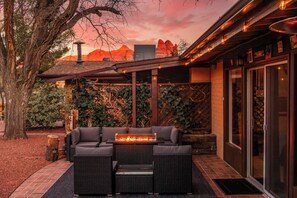 Terrace/patio - Myrinn - Red Rock Views, Firepit & Walk to Uptown (Sedona)