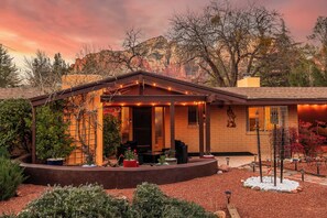 Exterior - Myrinn - Red Rock Views, Firepit & Walk to Uptown (Sedona)