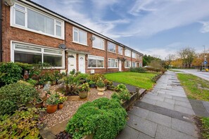 Exterior - Cosy 2-Bed Flat in Middleton| Ideal for Work Stays (Middleton)