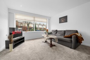 TV - Cosy 2-Bed Flat in Middleton| Ideal for Work Stays (Middleton)