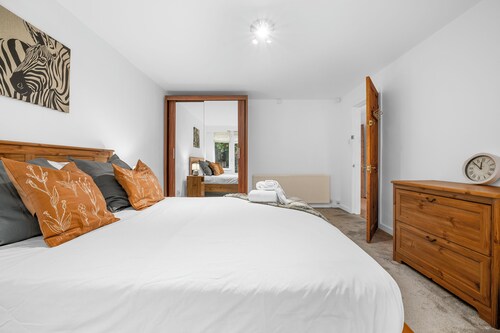 Cosy 2-Bed Flat in Middleton| Ideal for Work Stays