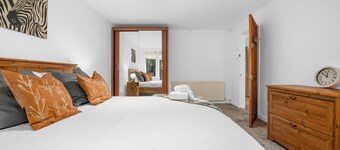 Cosy 2-Bed Flat in Middleton| Ideal for Work Stays
