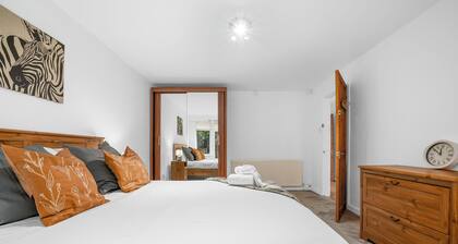 Cosy 2-Bed Flat in Middleton| Ideal for Work Stays