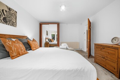 Cosy 2-Bed Flat in Middleton| Ideal for Work Stays