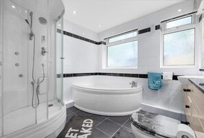 Towels, soap, toilet paper - Cosy 2-Bed Flat in Middleton| Ideal for Work Stays (Middleton)