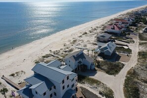 På stranden