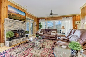 Smart TV, fireplace - Paws Awhile - Mountain Vistas, Cozy Fireplace Chats, Movie Nights & Golf Swings (Jasper)
