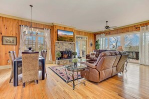 Smart TV, fireplace - Paws Awhile - Mountain Vistas, Cozy Fireplace Chats, Movie Nights & Golf Swings (Jasper)