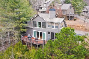 Exterior - Paws Awhile - Mountain Vistas, Cozy Fireplace Chats, Movie Nights & Golf Swings (Jasper)