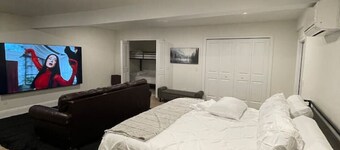 Poolside Suite | 98â TV | Sleeps 7 | 3 Rooms