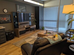Living area - Cozy 1-bedroom condo in serene Kansas City with AC and gym (Kansas City)