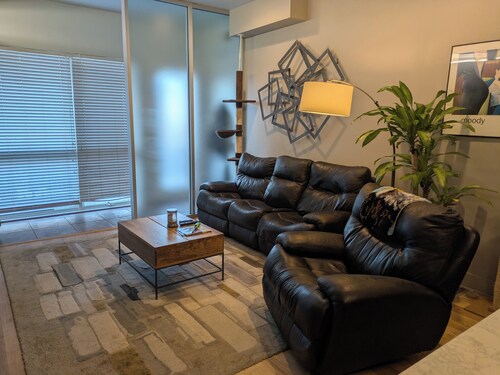 Cozy 1-bedroom condo in serene Kansas City with AC and gym