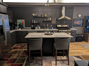 Private kitchen - Cozy 1-bedroom condo in serene Kansas City with AC and gym (Kansas City)