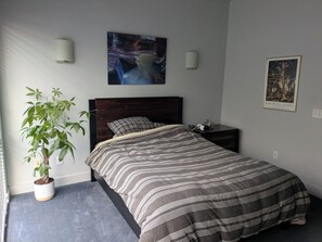 Room - Cozy 1-bedroom condo in serene Kansas City with AC and gym (Kansas City)