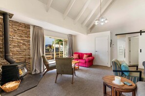 TV, fireplace, books - Hawai on Two Mile Bay - Taupo (Taupo)