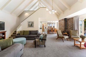 TV, fireplace, books - Hawai on Two Mile Bay - Taupo (Taupo)