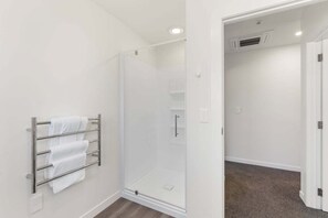 Haartrockner, Handtücher, Seife, Shampoo