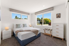 5 bedrooms, iron/ironing board, WiFi, bed sheets - Hawai on Two Mile Bay - Taupo (Taupo)
