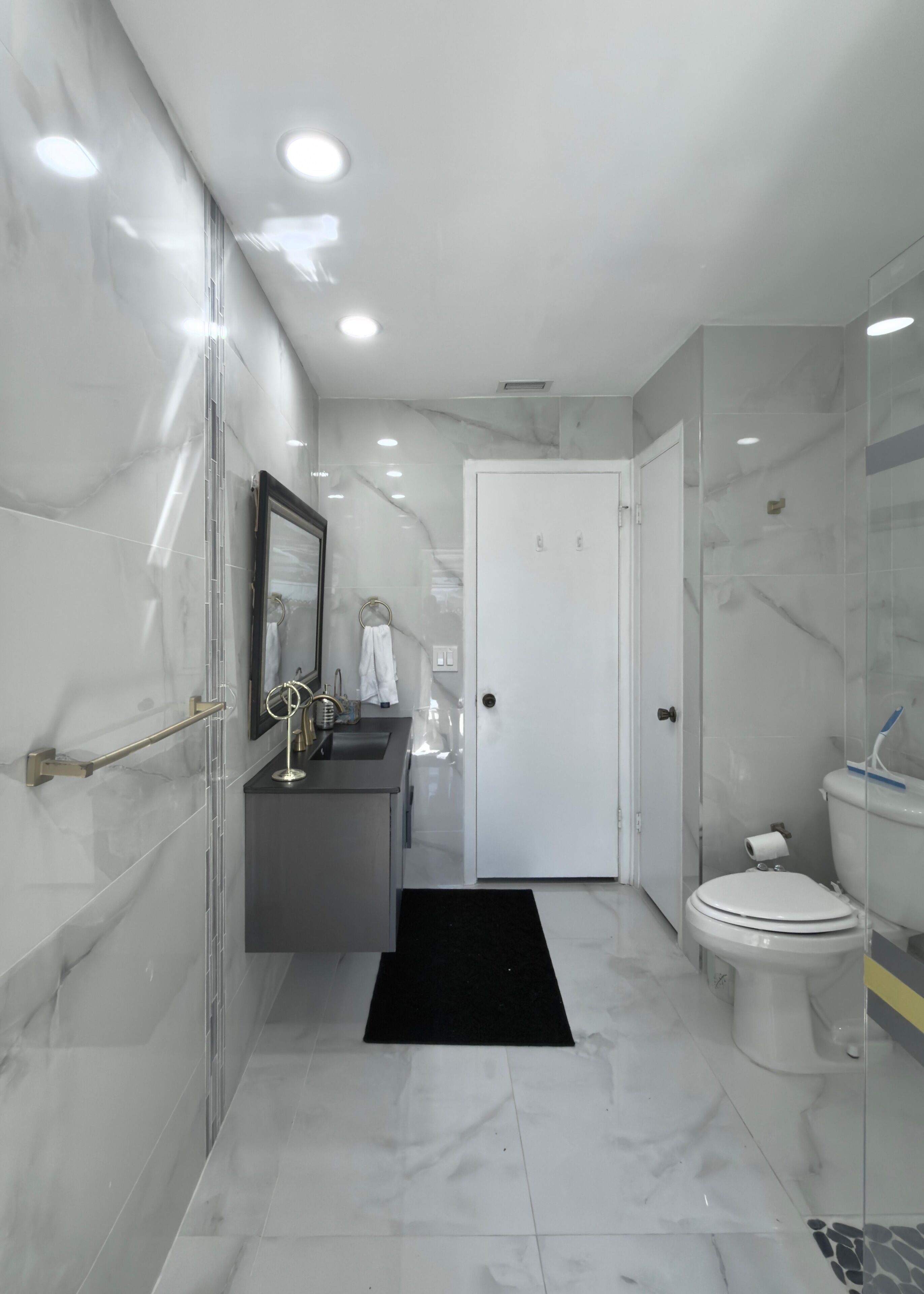 Douche, séchoir à cheveux, bidet, serviettes fournies