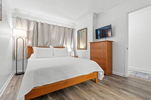 Een strijkplank/strijkijzer, wifi, beddengoed