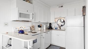 Fridge, microwave, stovetop, dishwasher