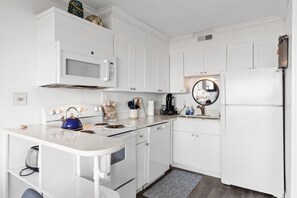 Refrigerador, microondas, parrilla de estufa y lavavajillas 