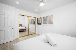 2 bedrooms, iron/ironing board, free WiFi, bed sheets - Balboa Remodeled Upstairs Unit with Parking Near the Funzone (Newport Beach)