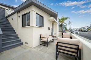Exterior - Balboa Remodeled duplex with Parking Near the Funzone (Newport Beach)