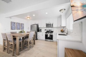 Fridge, microwave, stovetop, coffee/tea maker - Balboa Remodeled duplex with Parking Near the Funzone (Newport Beach)