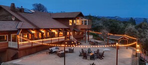 Outdoor dining - NEW! Yosemite Views • Luxe 5BR 4.5BA • Sleeps 16 + (Oakhurst)
