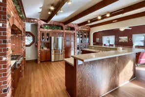 Fridge, microwave, oven, stovetop - NEW! Yosemite Views • Luxe 5BR 4.5BA • Sleeps 16 + (Oakhurst)