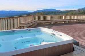 Outdoor spa tub - NEW! Yosemite Views • Luxe 5BR 4.5BA • Sleeps 16 + (Oakhurst)