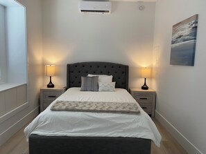 Room - Cute and cozy place in central Richmond, BC. (Richmond)