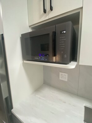 Microwave - Cute and cozy place in central Richmond, BC. (Richmond)