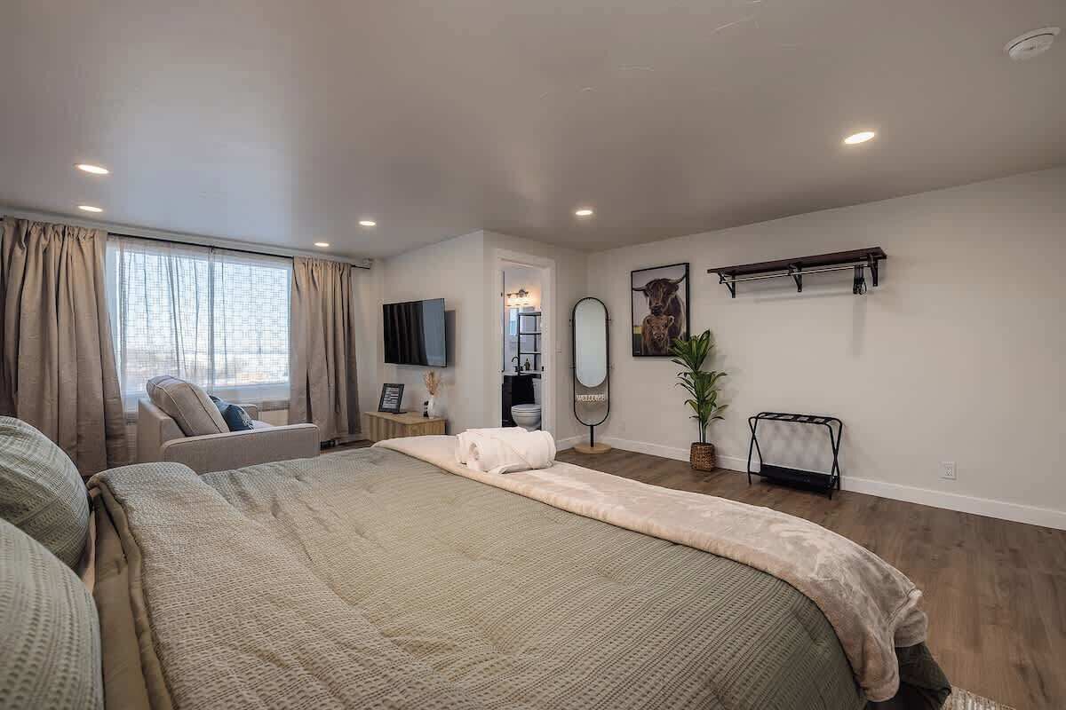 Iron/ironing board, WiFi, bed sheets
