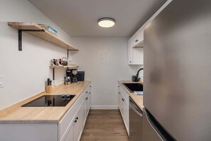 Réfrigérateur, four à micro-ondes, surface de cuisson, lave-vaisselle