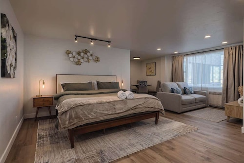 Modern Downtown Studio | King Bed | Inlet Views