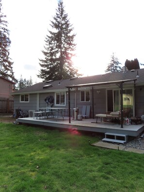 Terrace/patio - Entire Modern & Cozy Home Near Light Rail (Shoreline)