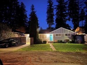 Exterior - Entire Modern & Cozy Home Near Light Rail (Shoreline)