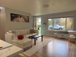 TV - Entire Modern & Cozy Home Near Light Rail (Shoreline)
