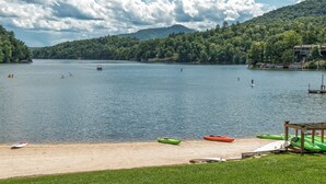 A lakeside view with kayaks and a beach. - Scenic Solitude in Lake Lure (Lake Lure)