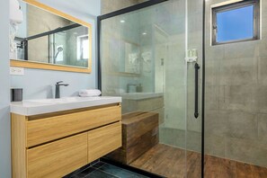 Shower, hair dryer - NEW 4BR3.5BA Home w/Private Pool ~ Good Location (Noord)