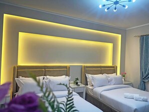 2 bedrooms, iron/ironing board, WiFi, bed sheets - Two-bedroom apartment in Qasr El Nil district overlooking the Nile River (cairo -downtowwn -Qasr El-Nil District)