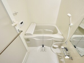 Ensemble douche/baignoire, sèche-cheveux, bidet, serviettes fournies