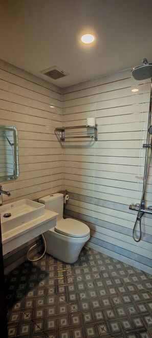Superior Double or Twin Room, Canal View | Bathroom | Free toiletries, hair dryer, slippers, towels - Chinggis Khan House (Phu Quoc)
