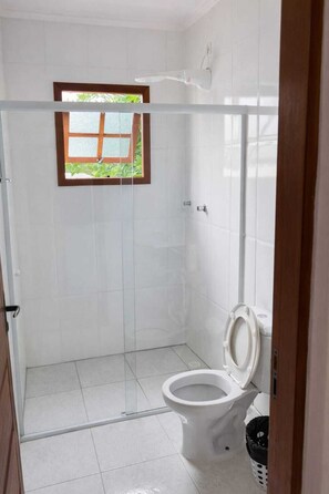 Twin Room, Garden View | Bathroom - Pousada do Chico (Bertioga)